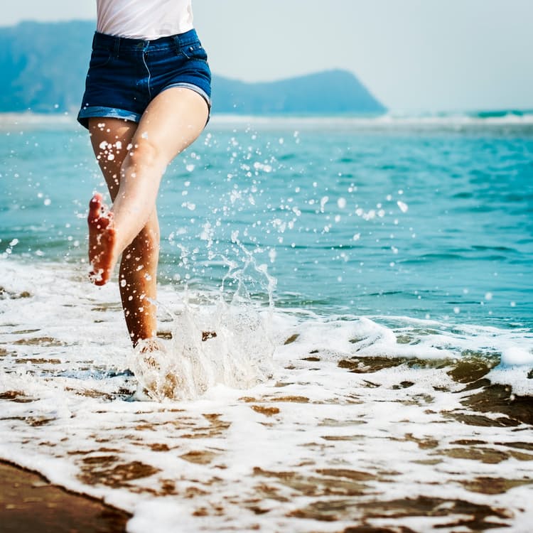 happy-woman-near-ocean